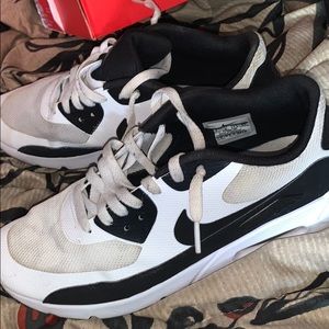Men’s Nike air maxes size 9